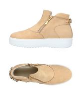 CESARE P. Sneakers & Tennis shoes alte donna