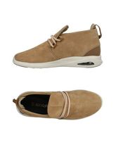 GLOBE Sneakers & Tennis shoes alte uomo