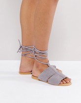 ASOS FUTURE - Sandali piatti scamosciati con allacciatura alla gamba - Grigio