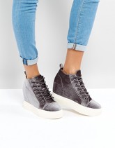 New Look - Scarpe da ginnastica stringate in velluto con zeppa - Grigio