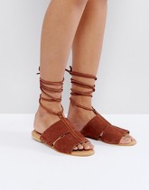 ASOS FUTURE - Sandali piatti scamosciati con allacciatura alla gamba - Cuoio