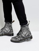 Dr Martens - 1460 - Anfibi con 8 paia di occhielli e stampa di carte da gioco - Nero