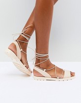 ASOS - FLUTTER - Sandali in gomma con allacciatura sulla gamba - Beige