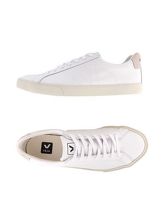 VEJA Sneakers & Tennis shoes basse uomo