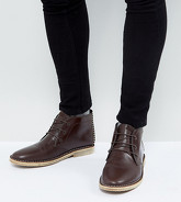 ASOS - Desert boot a pianta larga in pelle marrone con dettagli traforati - Marrone