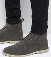 ASOS - Desert boots a pianta larga grigi scamosciati con dettaglio in pelle - Grigio
