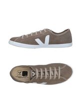 VEJA Sneakers & Tennis shoes basse uomo