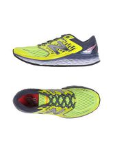 NEW BALANCE Sneakers & Tennis shoes basse uomo