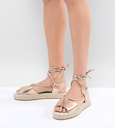 ASOS - JUMP ON - Sandali stile espadrilles da annodare alla caviglia - Oro