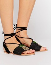 ASOS - FELICIA - Sandali piatti scamosciati con ananas allacciati sulla gamba - Nero