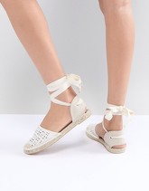 New Look - Espadrilles allacciate alla caviglia tagliate al laser - Bianco