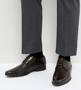 ASOS - Scarpe derby stile brogue marroni a pianta larga in pelle sintetica - Marrone